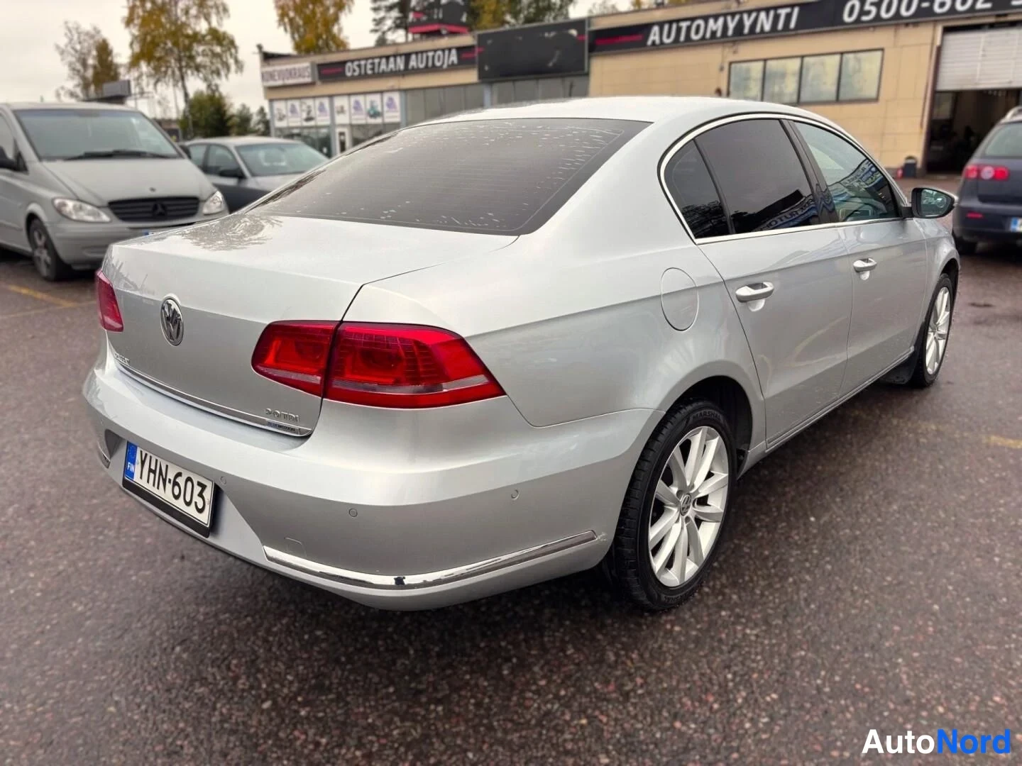 Grå Volkswagen Passat 2011, snett bakifrån, bild 7