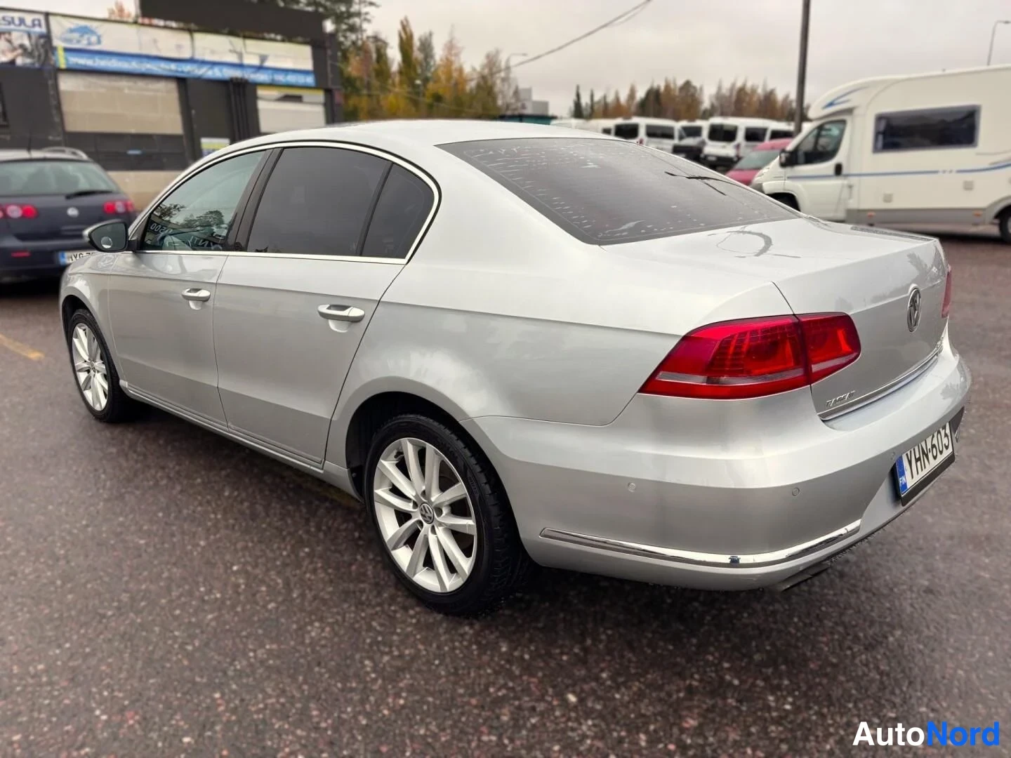 Grå Volkswagen Passat 2011, snett bakifrån, bild 8