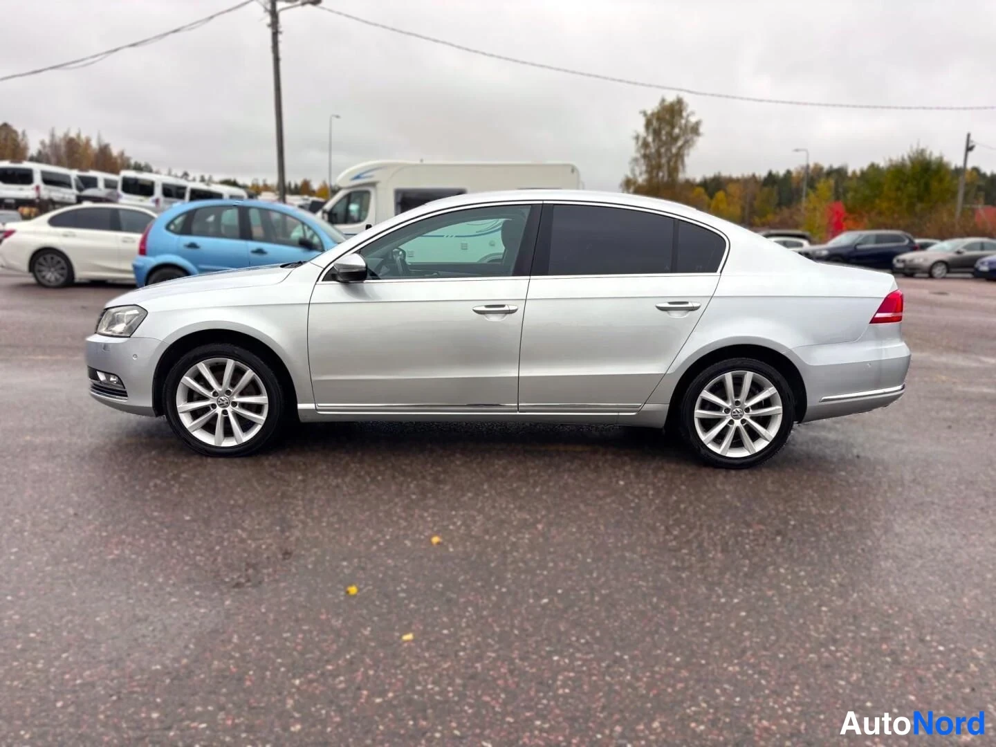 Grå Volkswagen Passat 2011, från sidan, bild 5