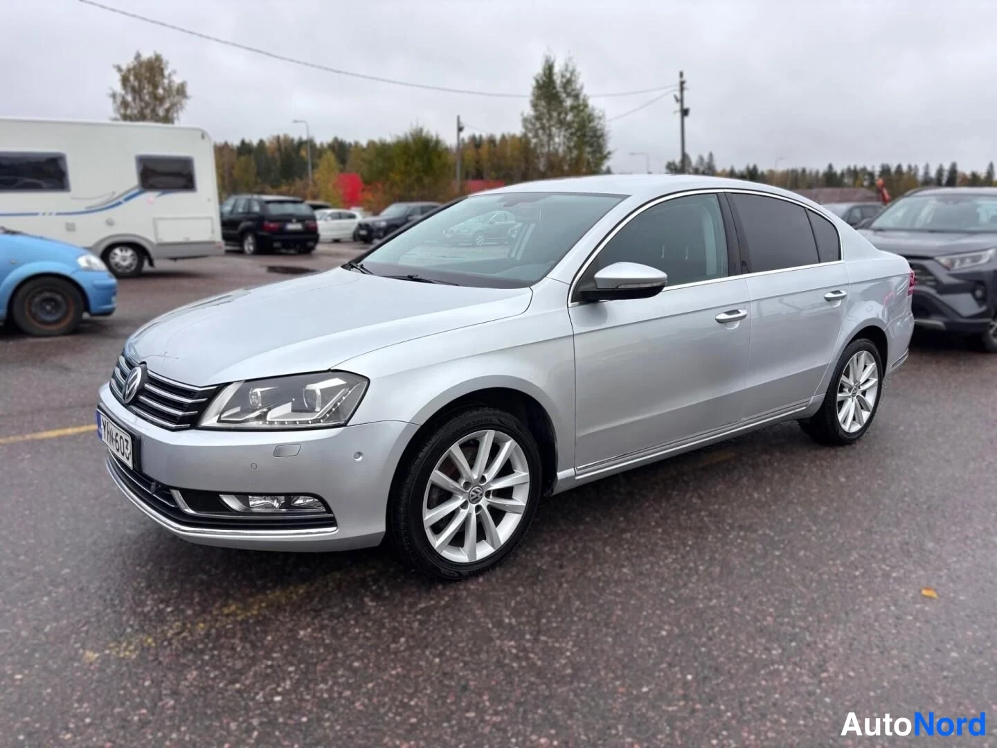 Grå Volkswagen Passat 2011, snett framifrån, fronten åt vänster, bild 2