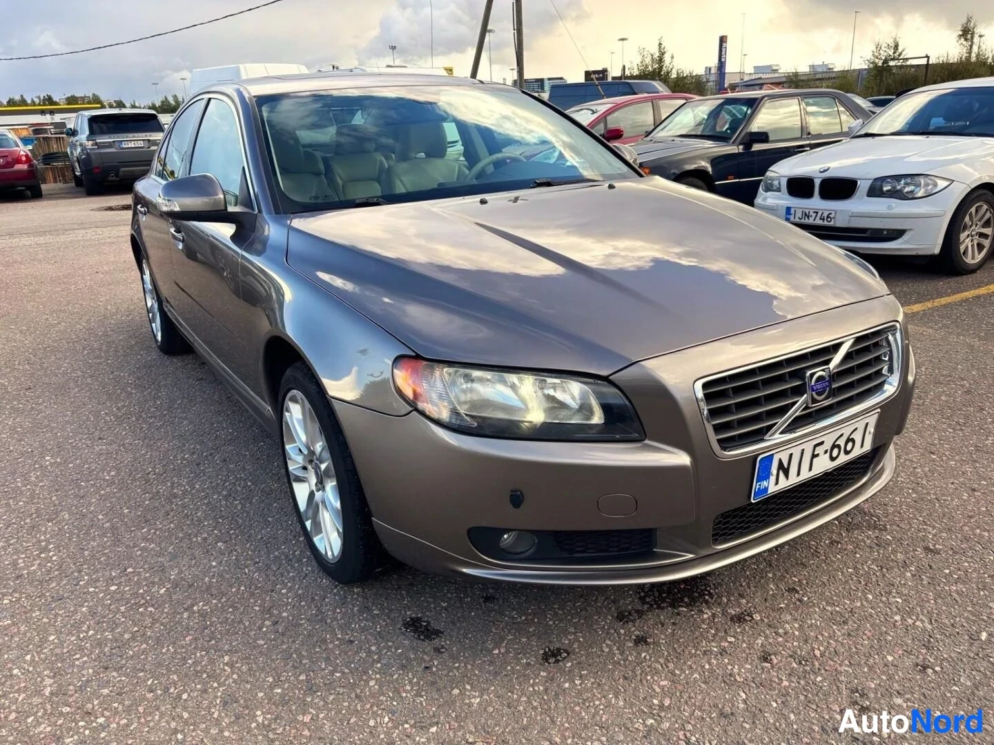 Grå Volvo S80 2007, snett framifrån, fronten åt höger, bild 4