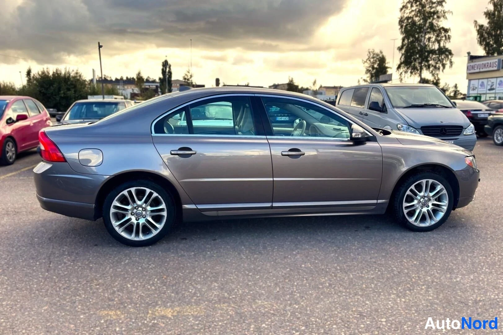 Grå Volvo S80 2007, från sidan, bild 7