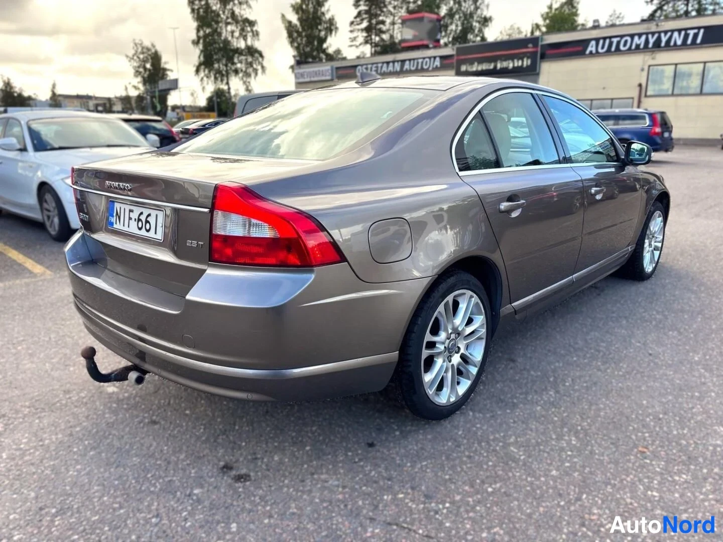 Grå Volvo S80 2007, snett bakifrån, bild 8
