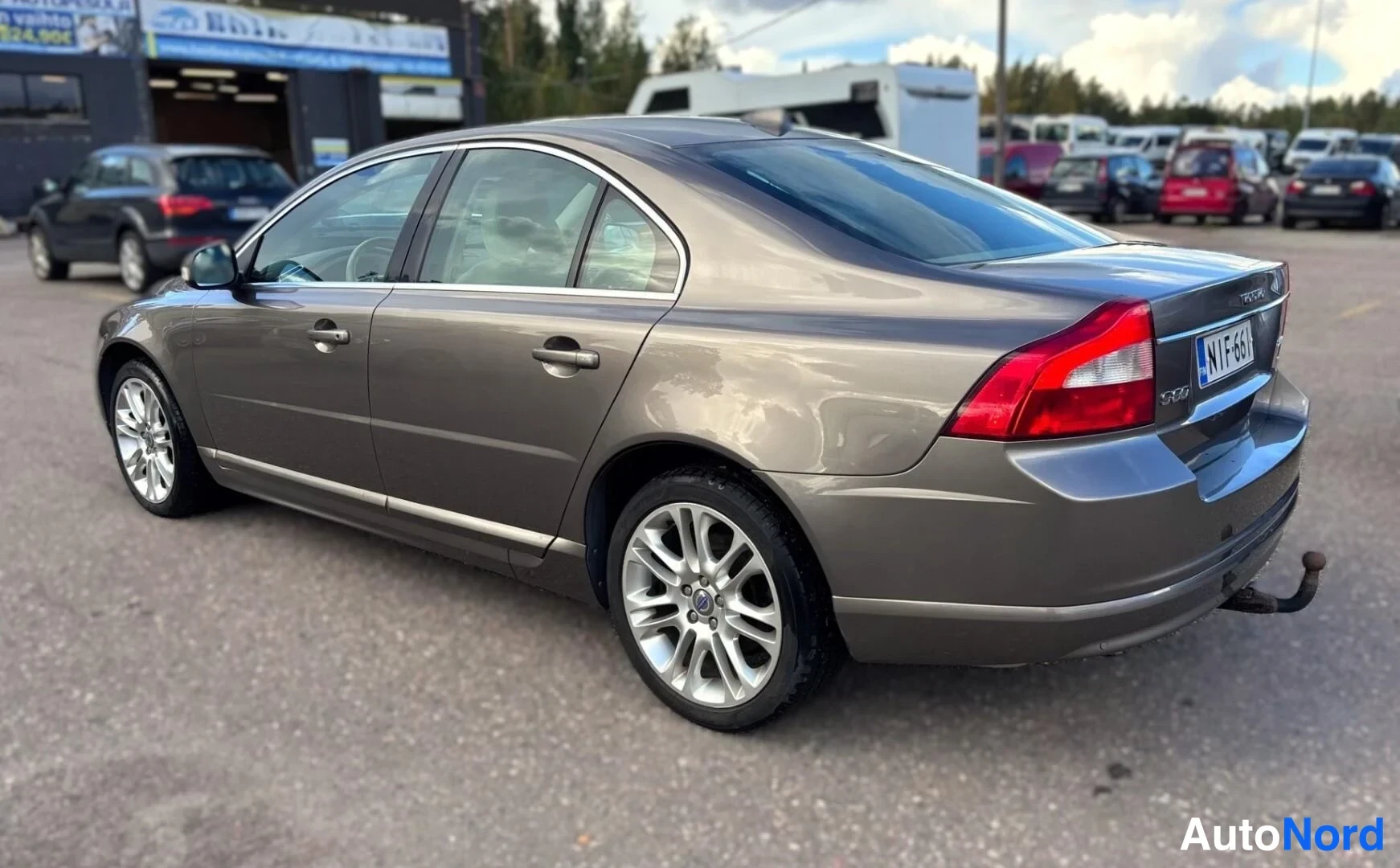 Grå Volvo S80 2007, snett bakifrån, bild 10