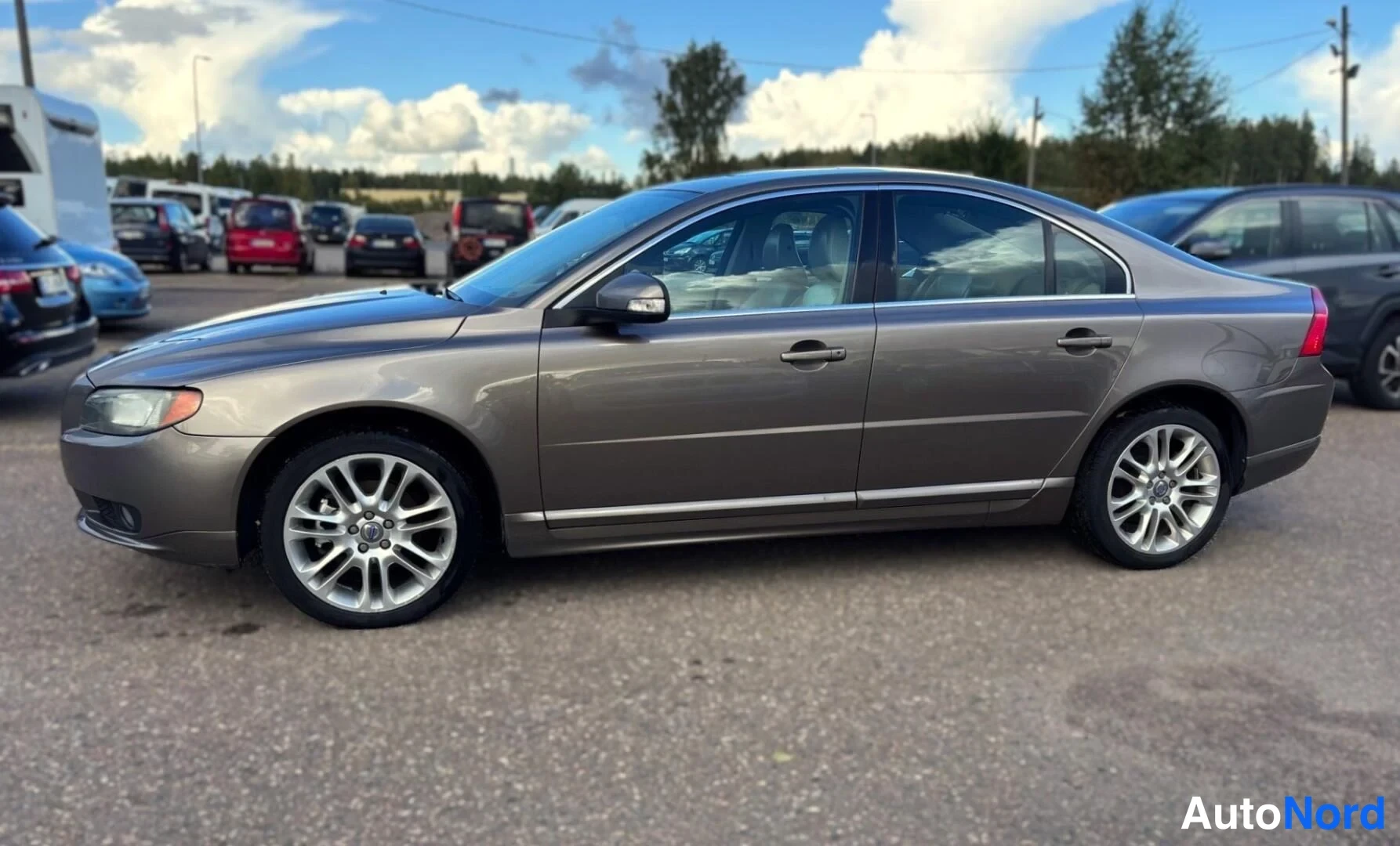 Grå Volvo S80 2007, snett framifrån, fronten åt vänster, bild 3