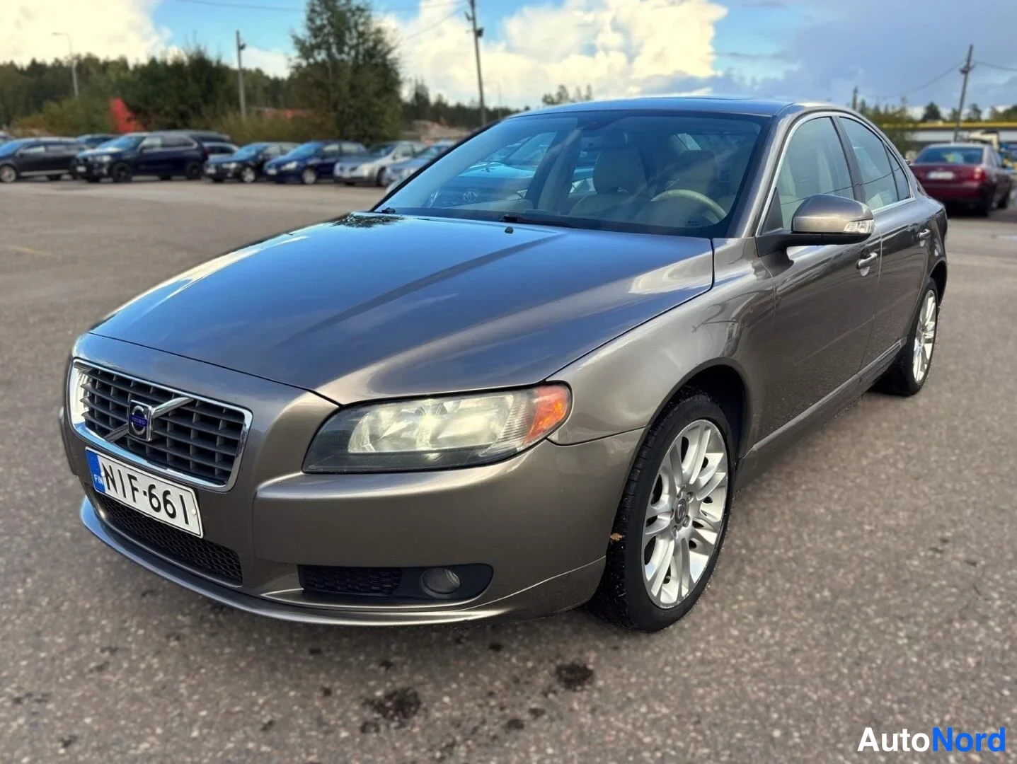 Grå Volvo S80 2007, snett framifrån, fronten åt vänster, bild 2