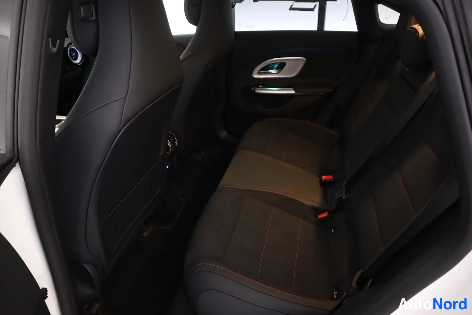 Valkoinen Mercedes-Benz CLA 2026, takaistuimet, kuva 11