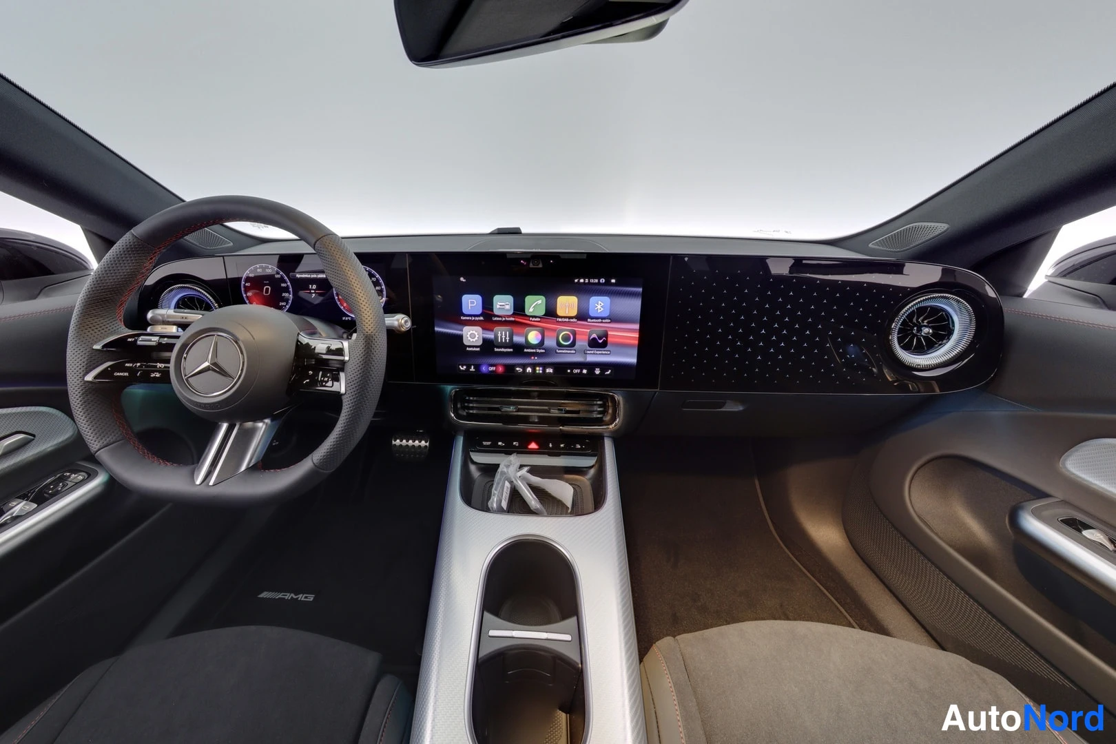 Valkoinen Mercedes-Benz CLA 2026, ohjaamo, kuva 7