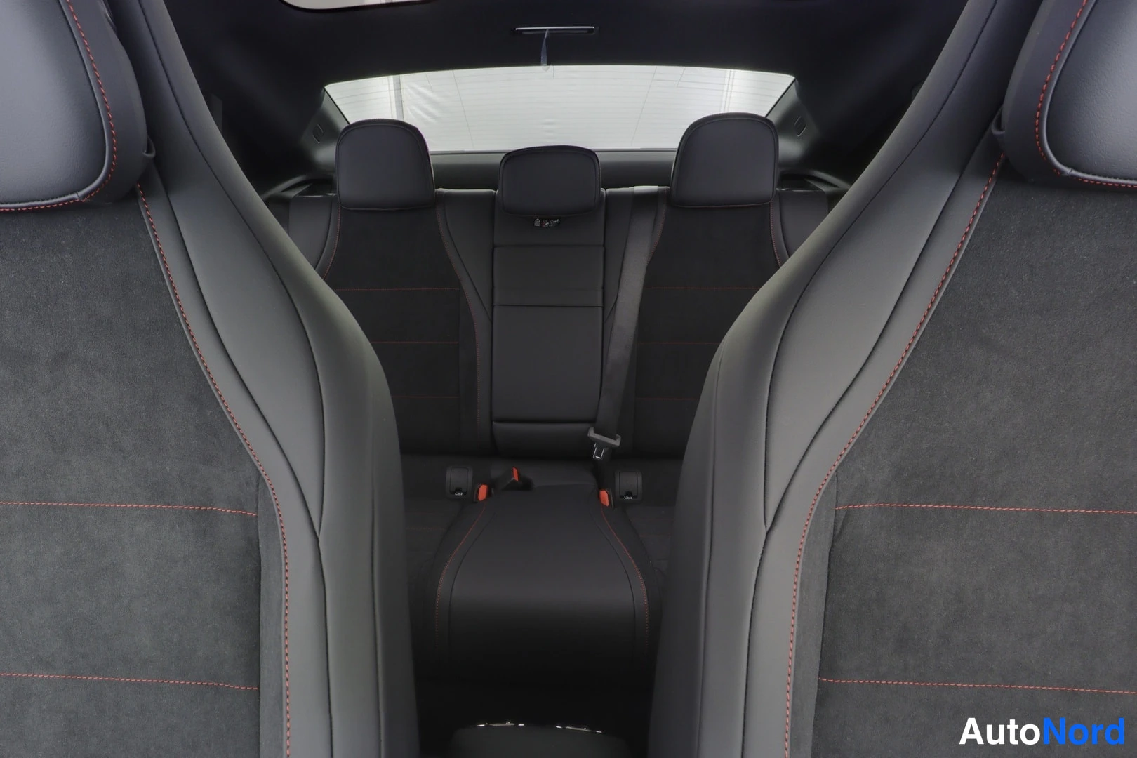 Valkoinen Mercedes-Benz CLA 2026, takaistuimet, kuva 10
