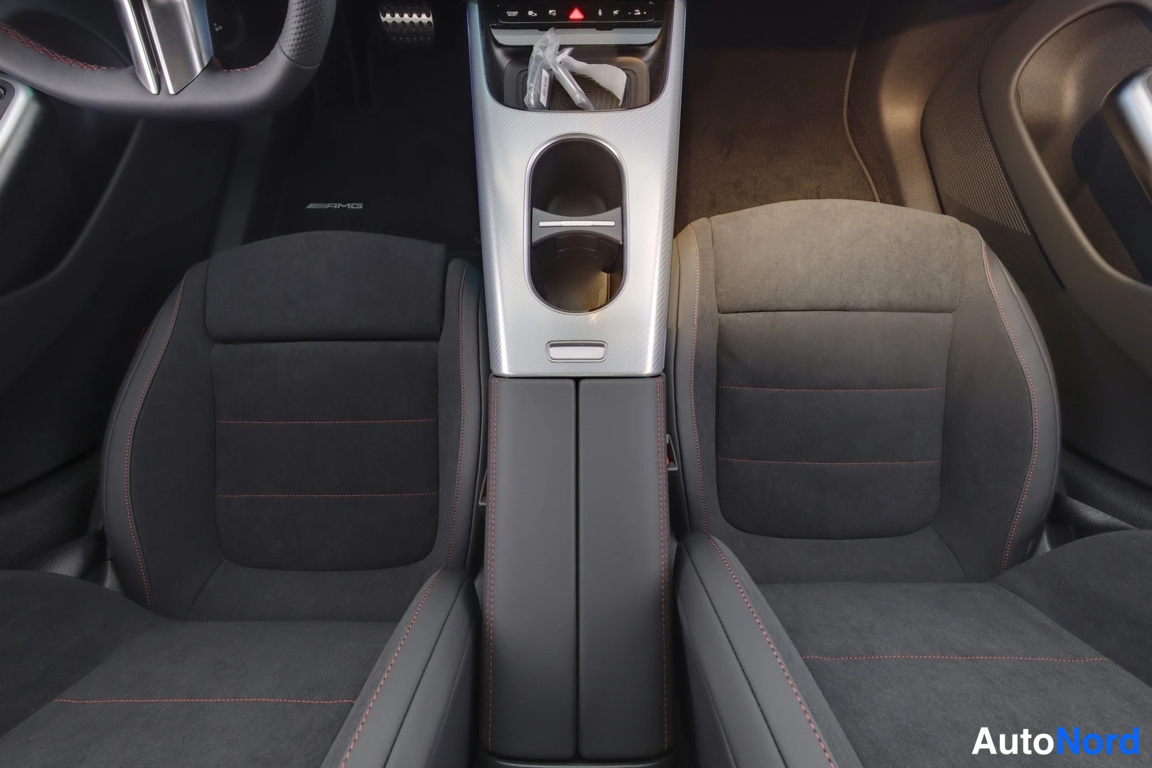 Valkoinen Mercedes-Benz CLA 2026, etuistuimet, kuva 9