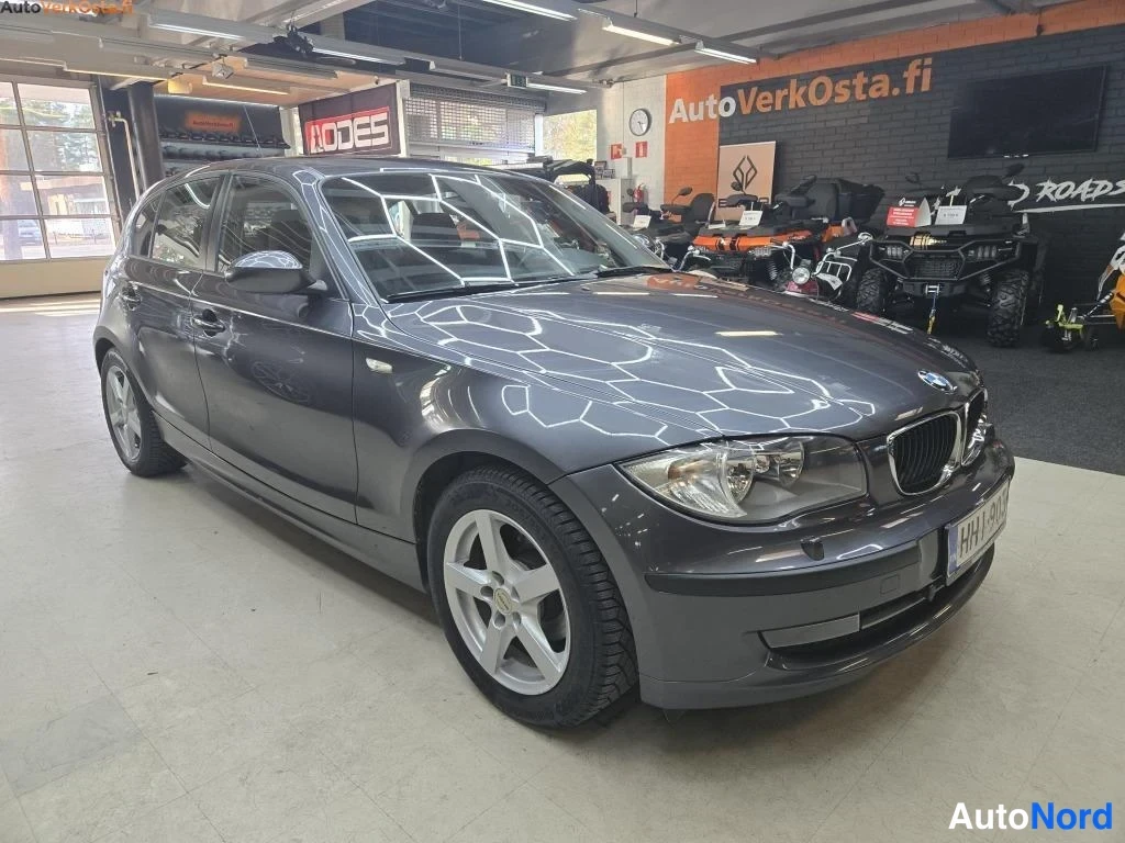 Harmaa BMW 116i 2007, etuviisto, keula oikealle, kuva 2
