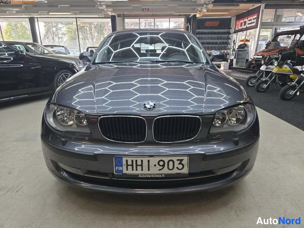 Harmaa BMW 116i 2007, edestä, kuva 3