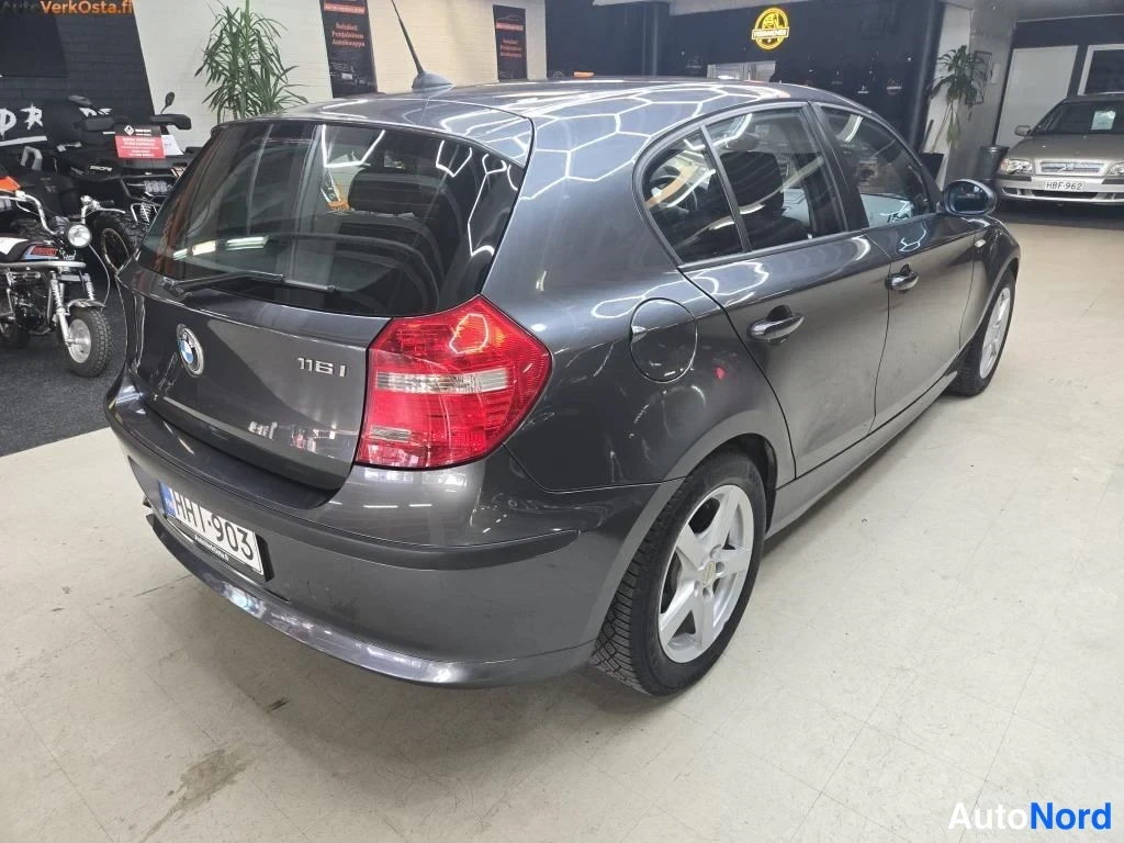 Harmaa BMW 116i 2007, takaviisto, kuva 4