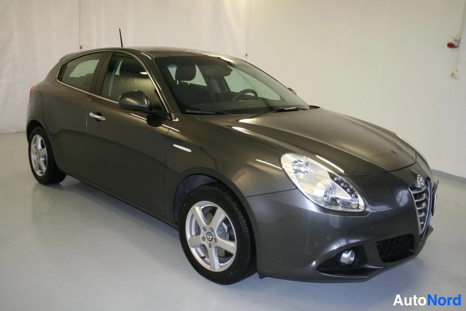 Harmaa Alfa Romeo Giulietta 2016, etuviisto, keula oikealle, kuva 2