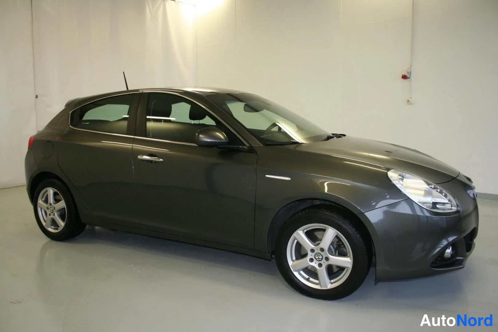 Harmaa Alfa Romeo Giulietta 2016, etuviisto, keula oikealle, kuva 3