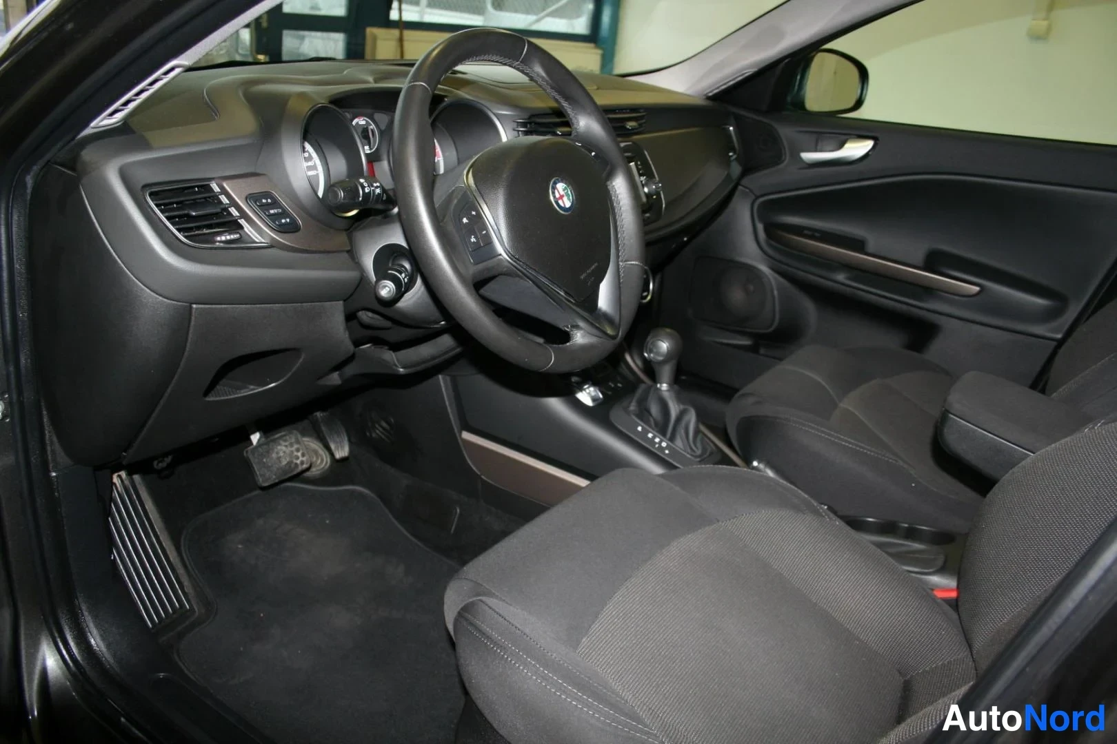 Harmaa Alfa Romeo Giulietta 2016, ohjaamo, kuva 11