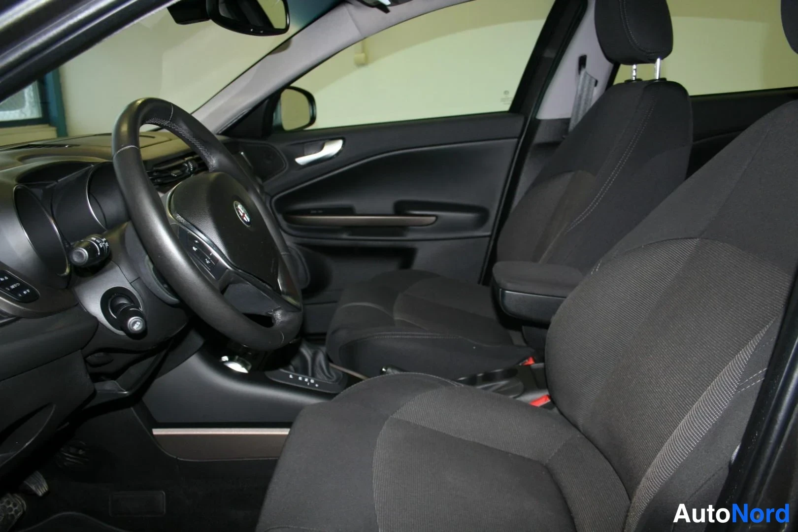 Harmaa Alfa Romeo Giulietta 2016, etuistuimet, kuva 18