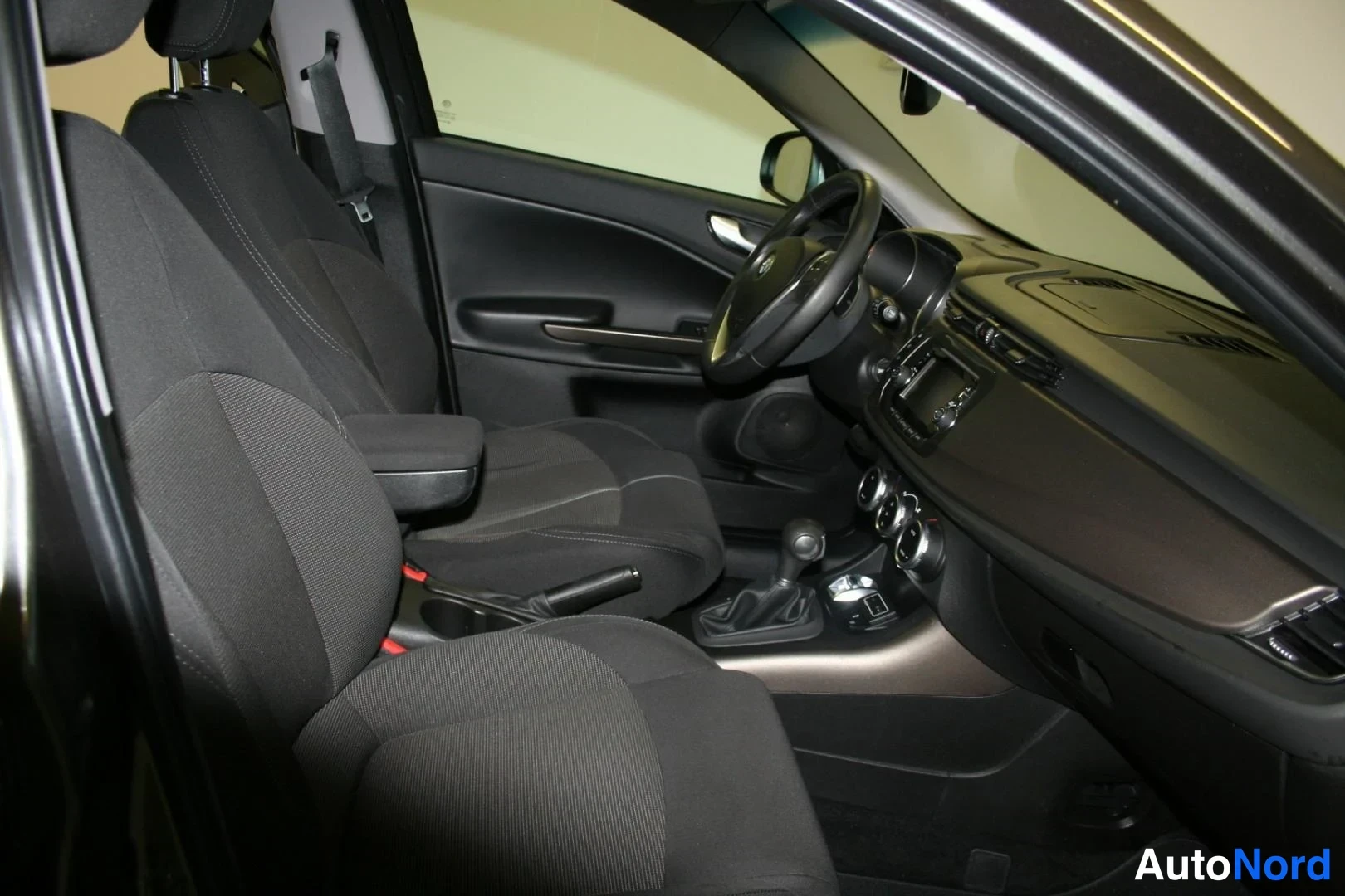 Harmaa Alfa Romeo Giulietta 2016, ohjaamo, kuva 12