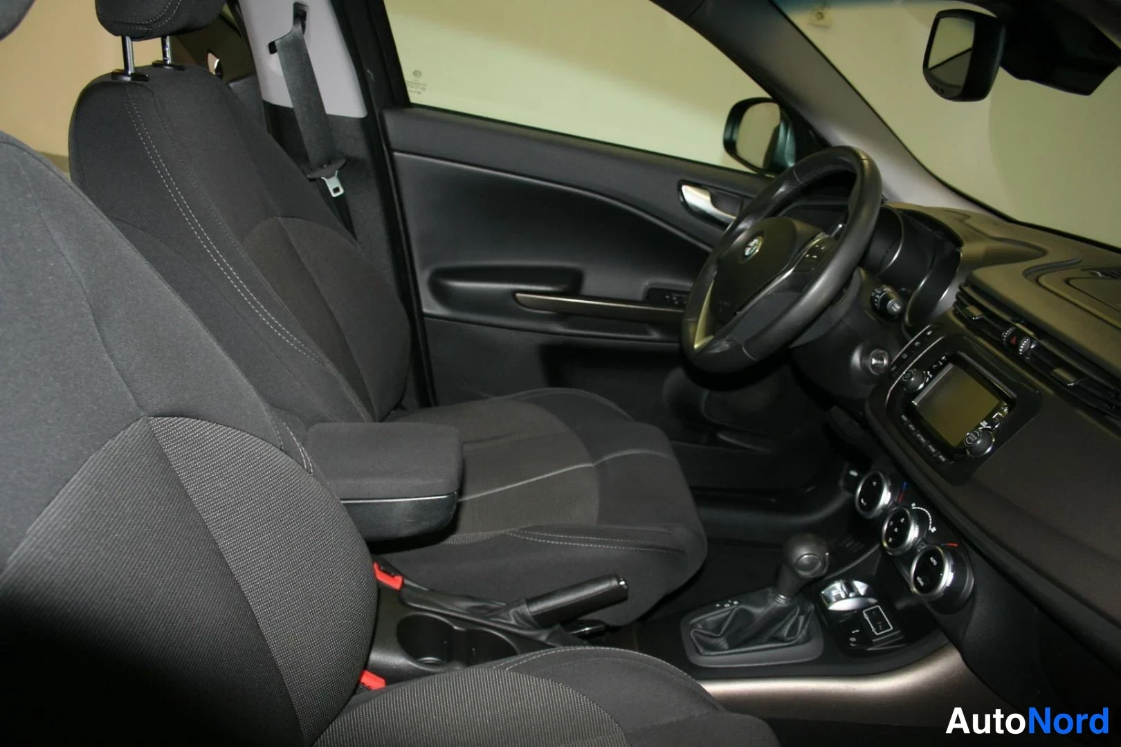 Harmaa Alfa Romeo Giulietta 2016, ohjaamo, kuva 13