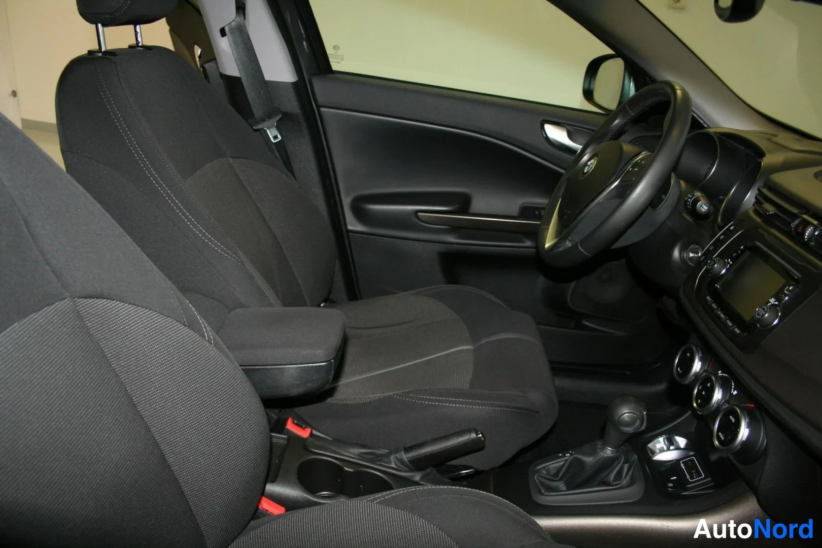 Harmaa Alfa Romeo Giulietta 2016, ohjaamo, kuva 14