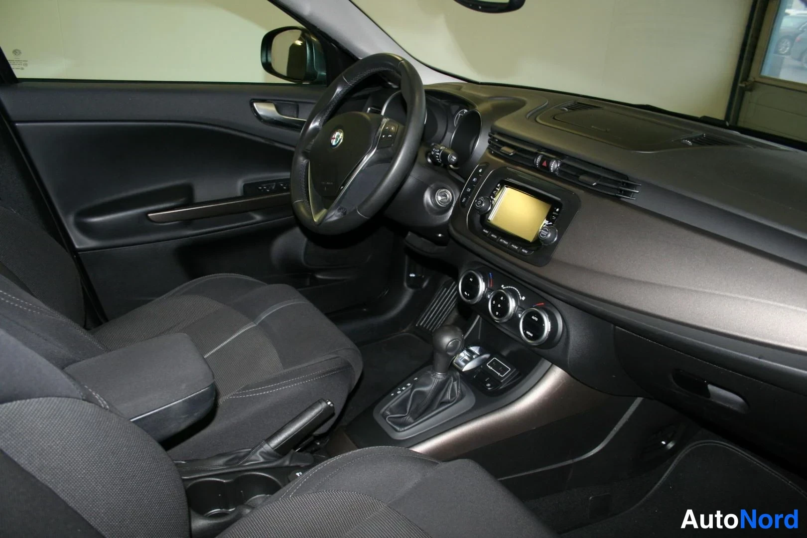 Harmaa Alfa Romeo Giulietta 2016, ohjaamo, kuva 15
