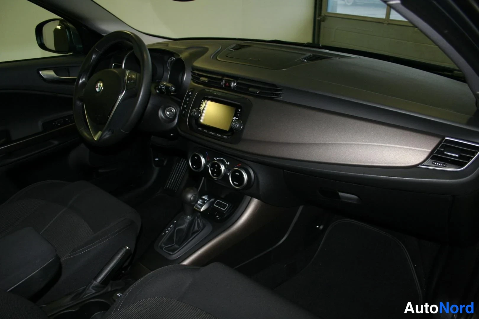 Harmaa Alfa Romeo Giulietta 2016, ohjaamo, kuva 16