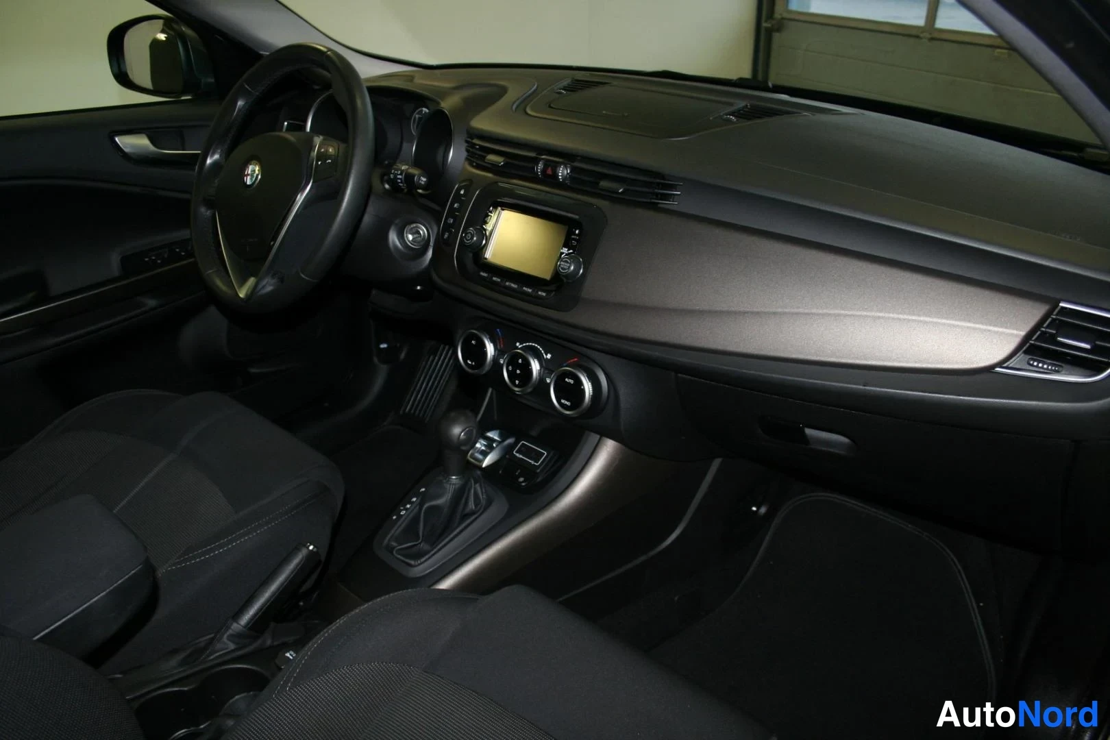 Harmaa Alfa Romeo Giulietta 2016, ohjaamo, kuva 17