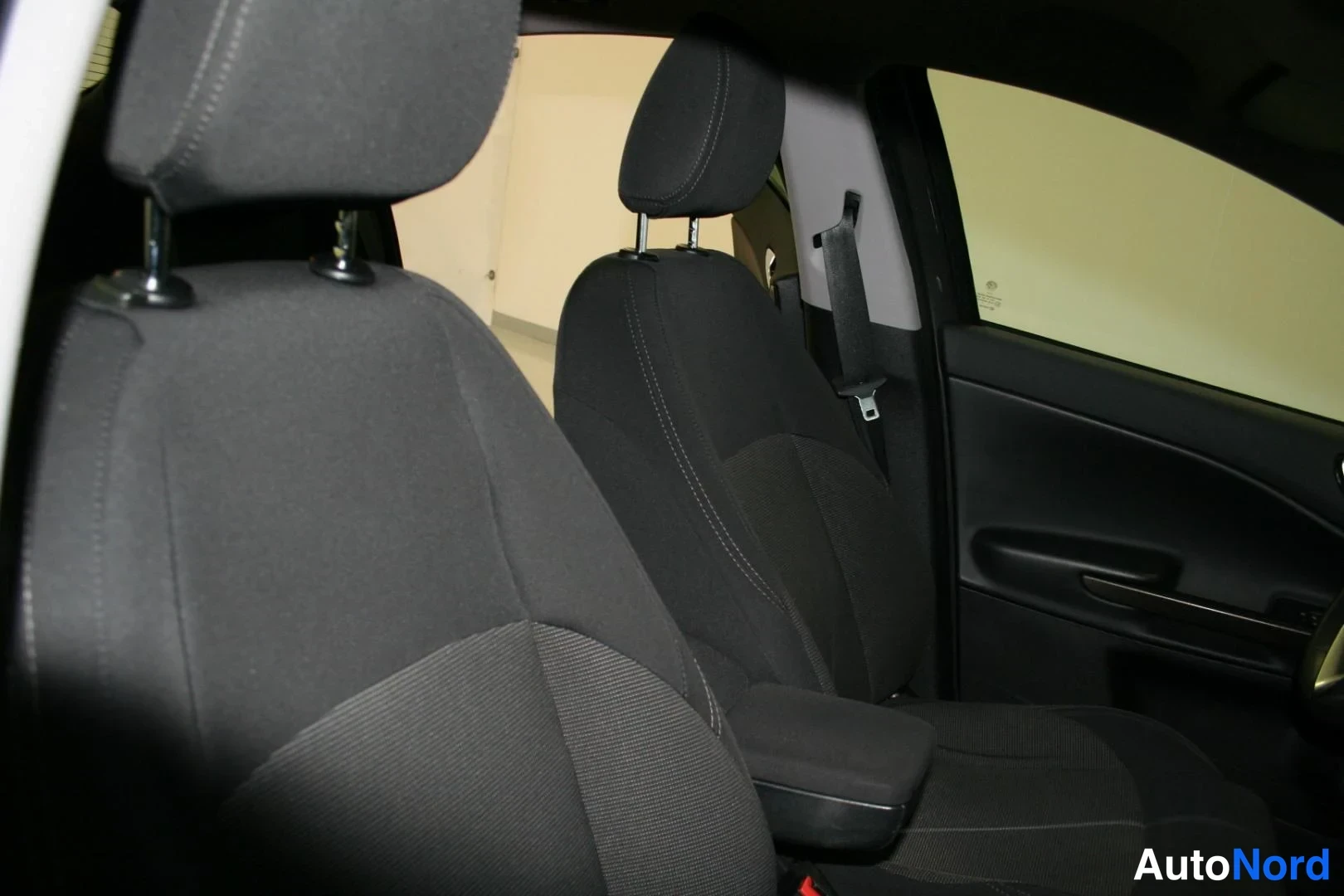 Harmaa Alfa Romeo Giulietta 2016, etuistuimet, kuva 19