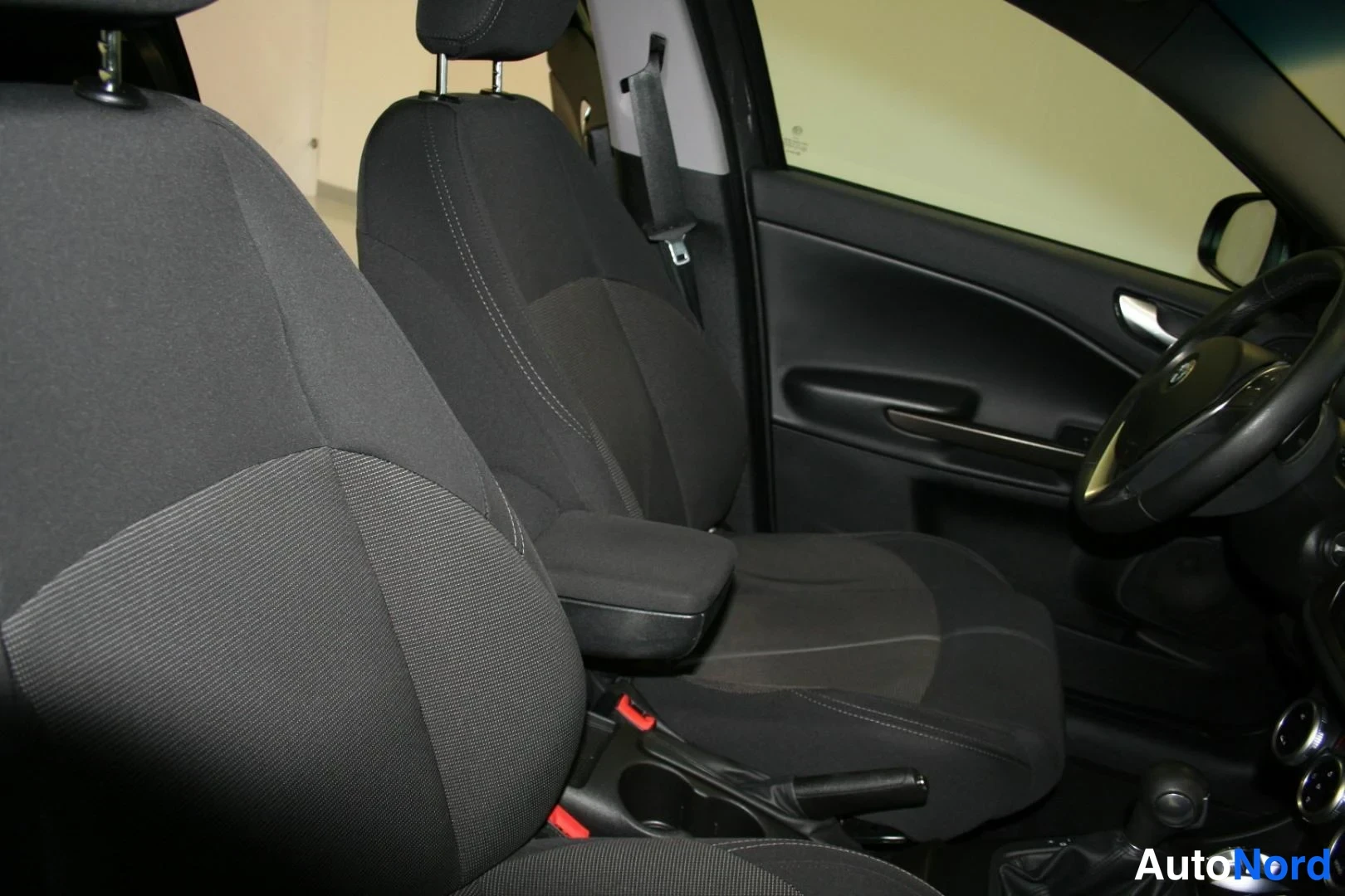 Harmaa Alfa Romeo Giulietta 2016, etuistuimet, kuva 20