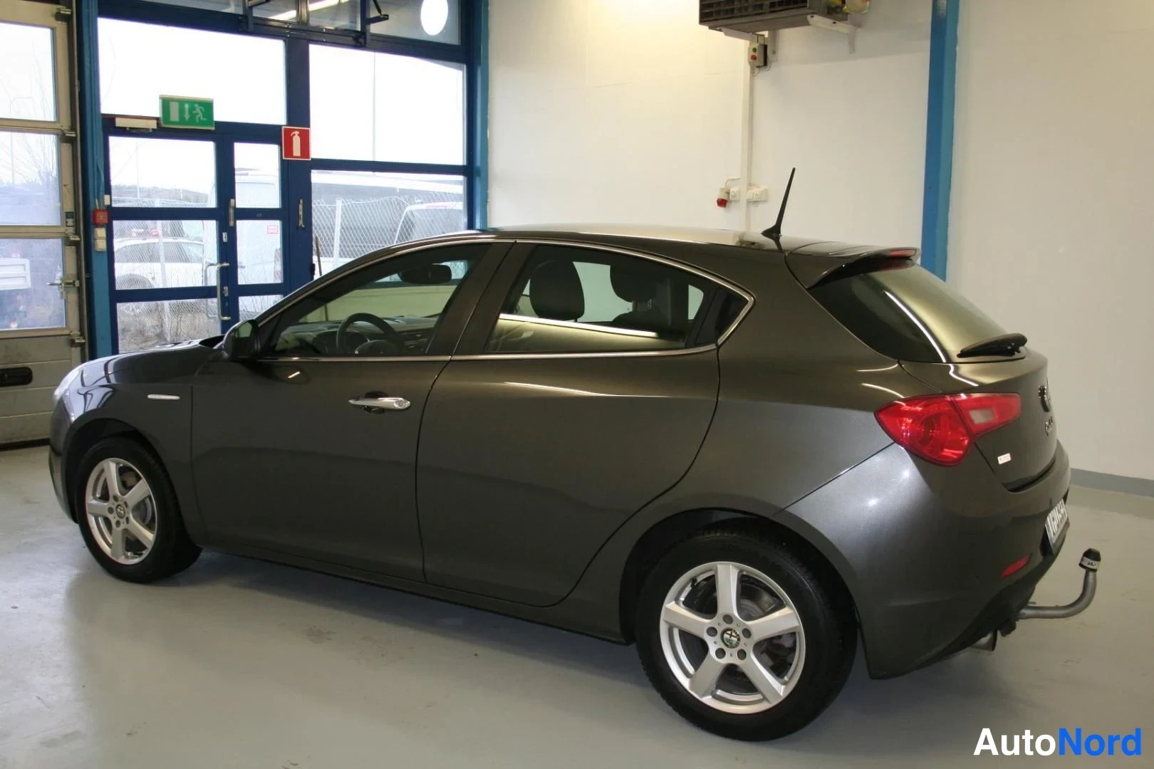 Harmaa Alfa Romeo Giulietta 2016, takaviisto, kuva 4