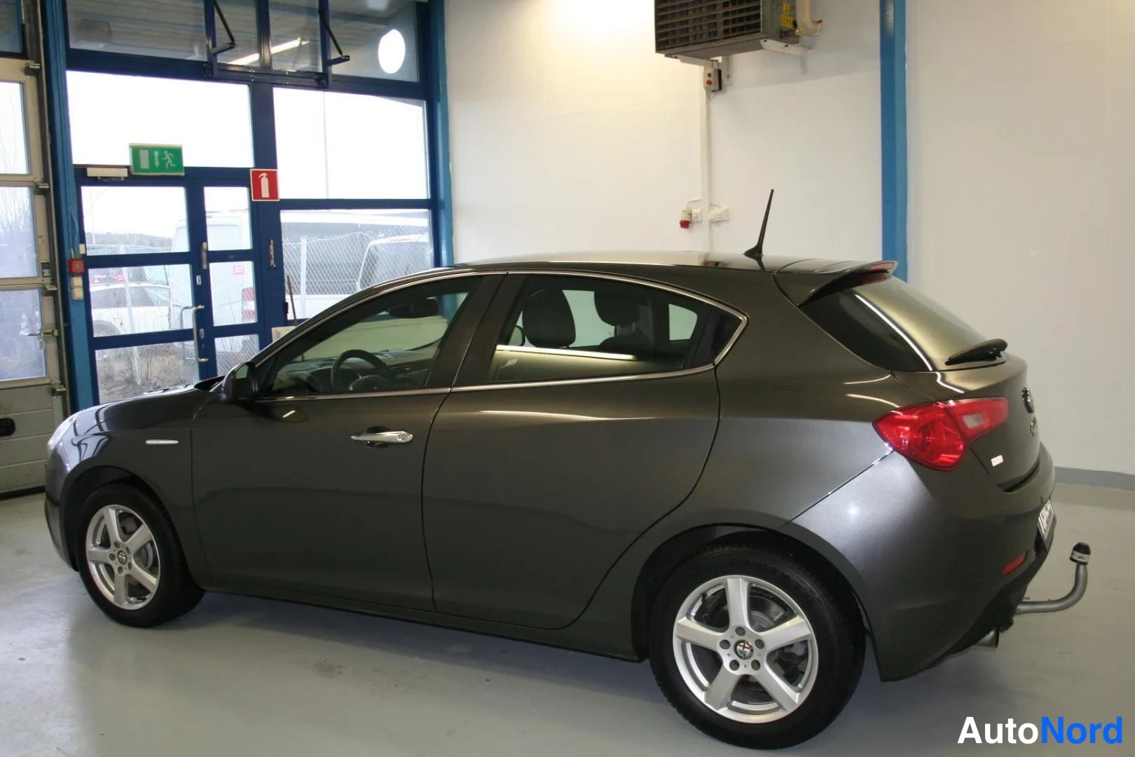 Harmaa Alfa Romeo Giulietta 2016, takaviisto, kuva 5