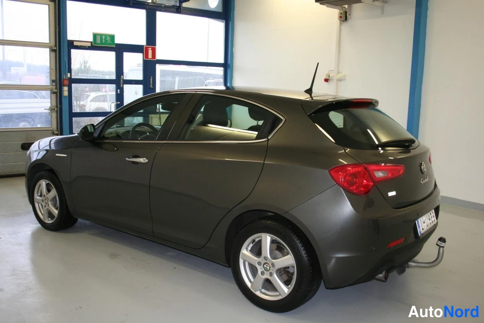 Harmaa Alfa Romeo Giulietta 2016, takaviisto, kuva 6