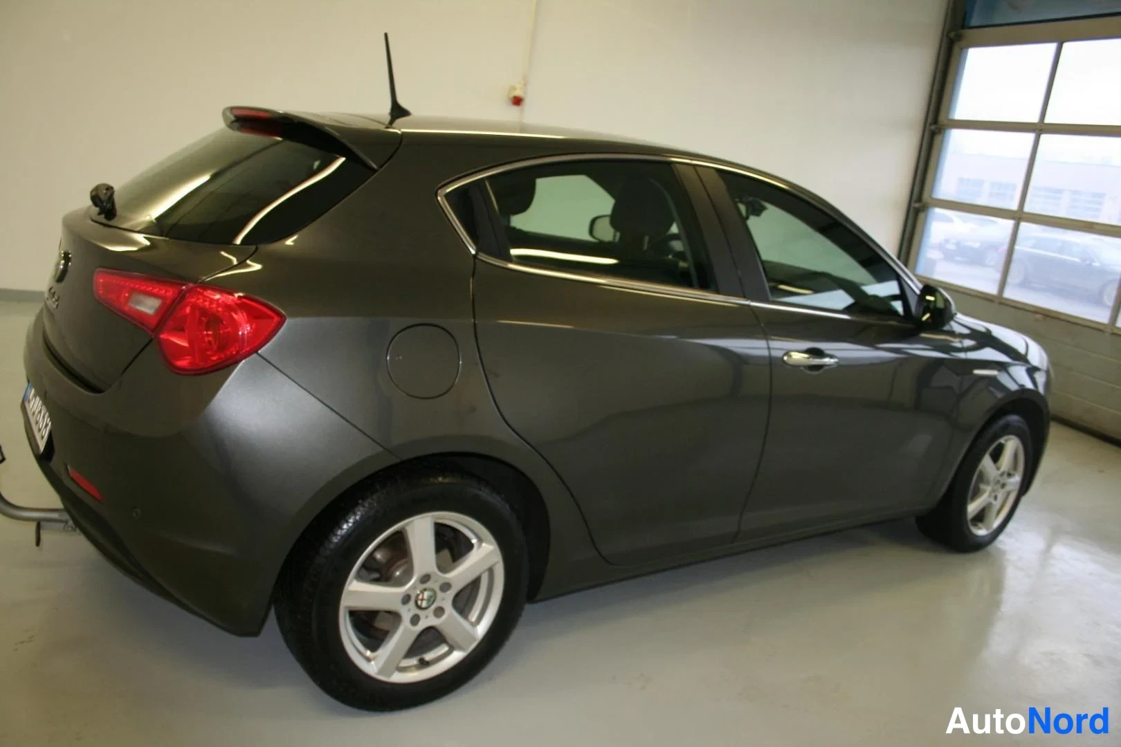 Harmaa Alfa Romeo Giulietta 2016, takaviisto, kuva 9