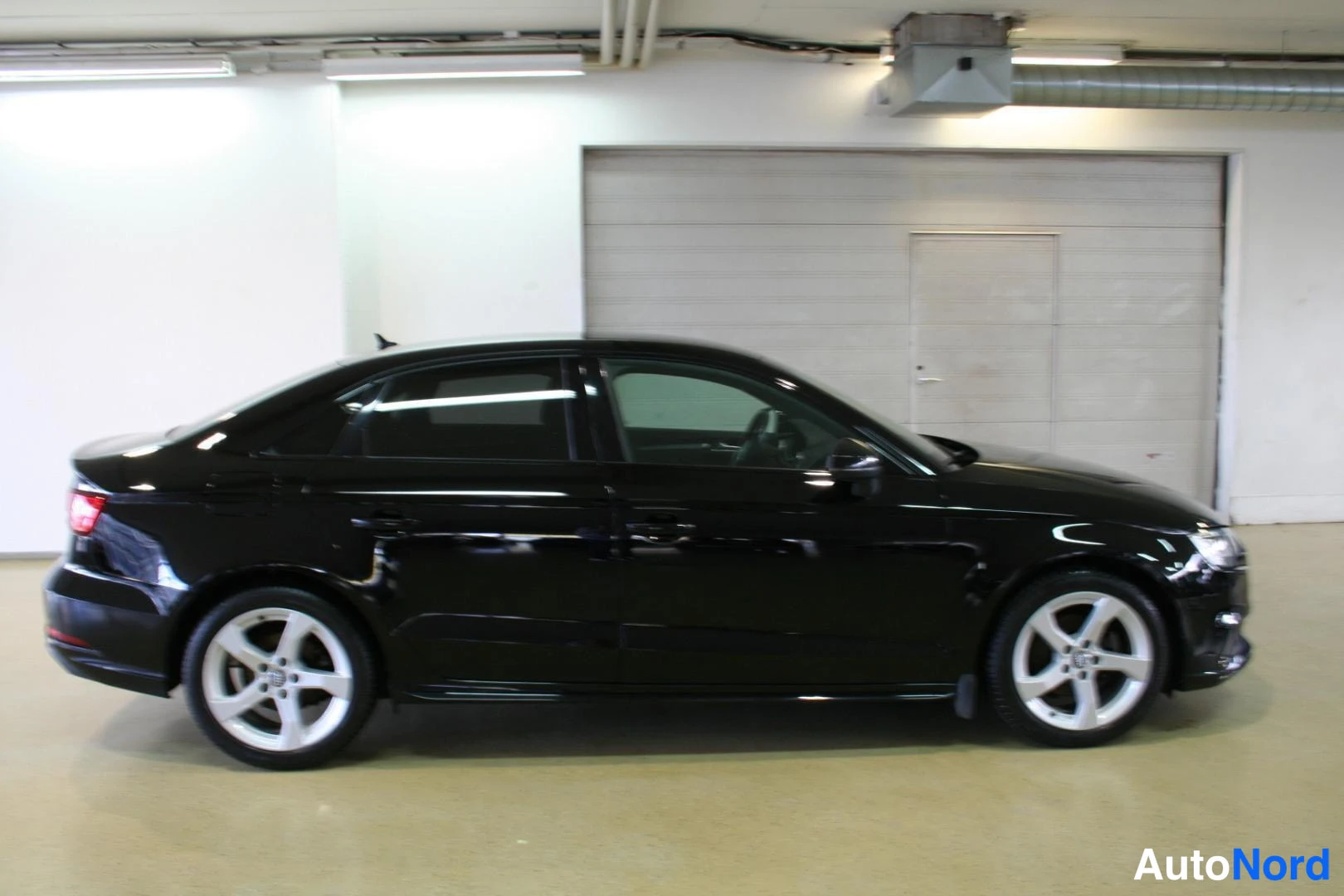 Musta Audi A3 2019, sivulta, kuva 2