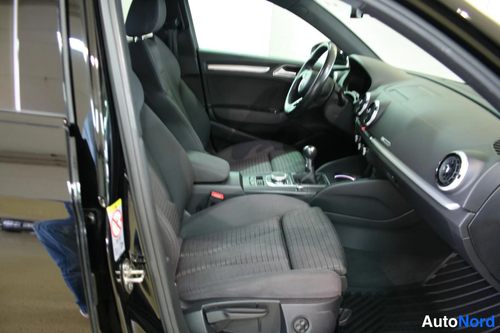 Musta Audi A3 2019, etuistuimet, kuva 12