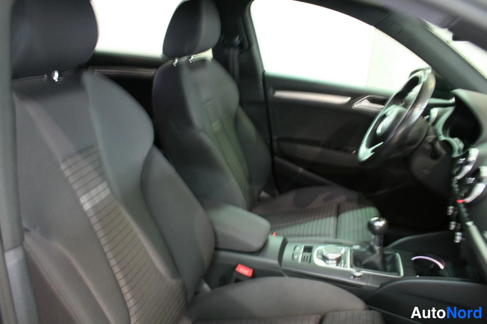 Musta Audi A3 2019, etuistuimet, kuva 13