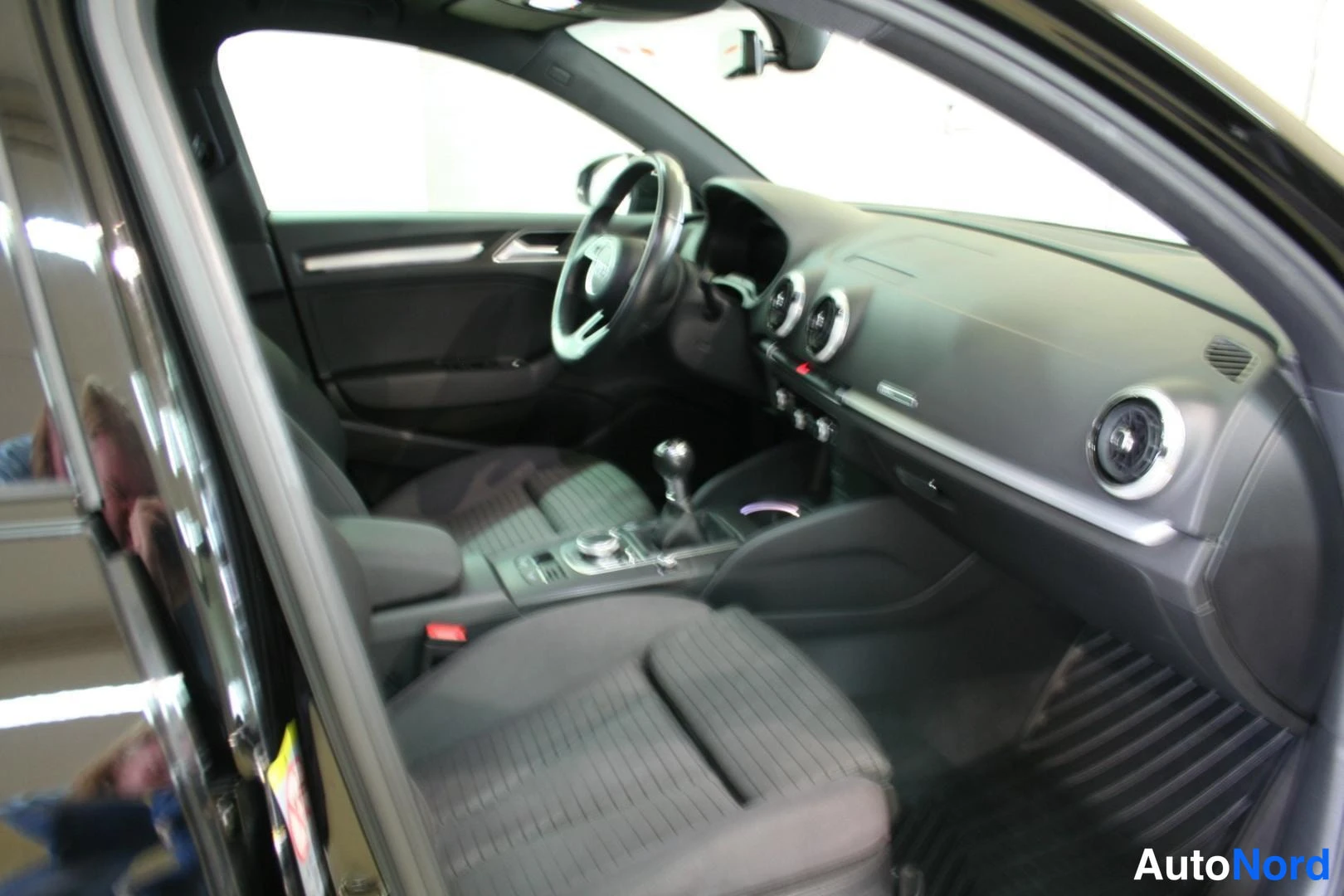 Musta Audi A3 2019, ohjaamo, kuva 8