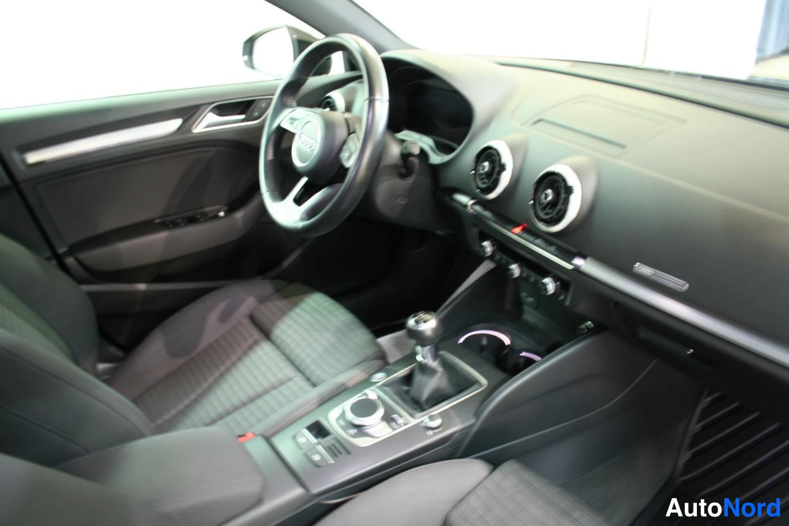 Musta Audi A3 2019, ohjaamo, kuva 9