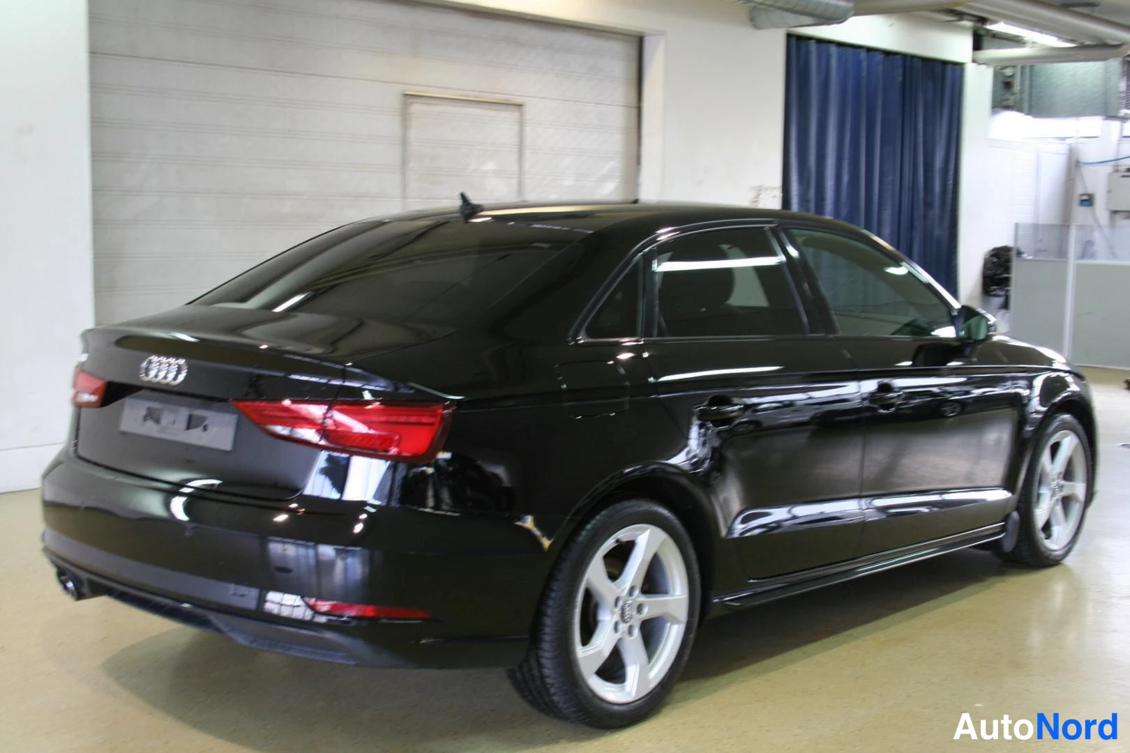 Musta Audi A3 2019, takaviisto, kuva 3