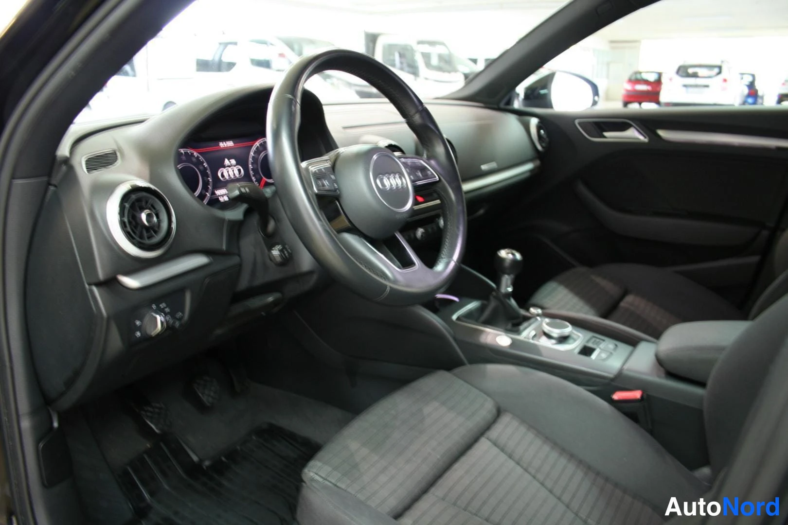 Musta Audi A3 2019, ohjaamo, kuva 5