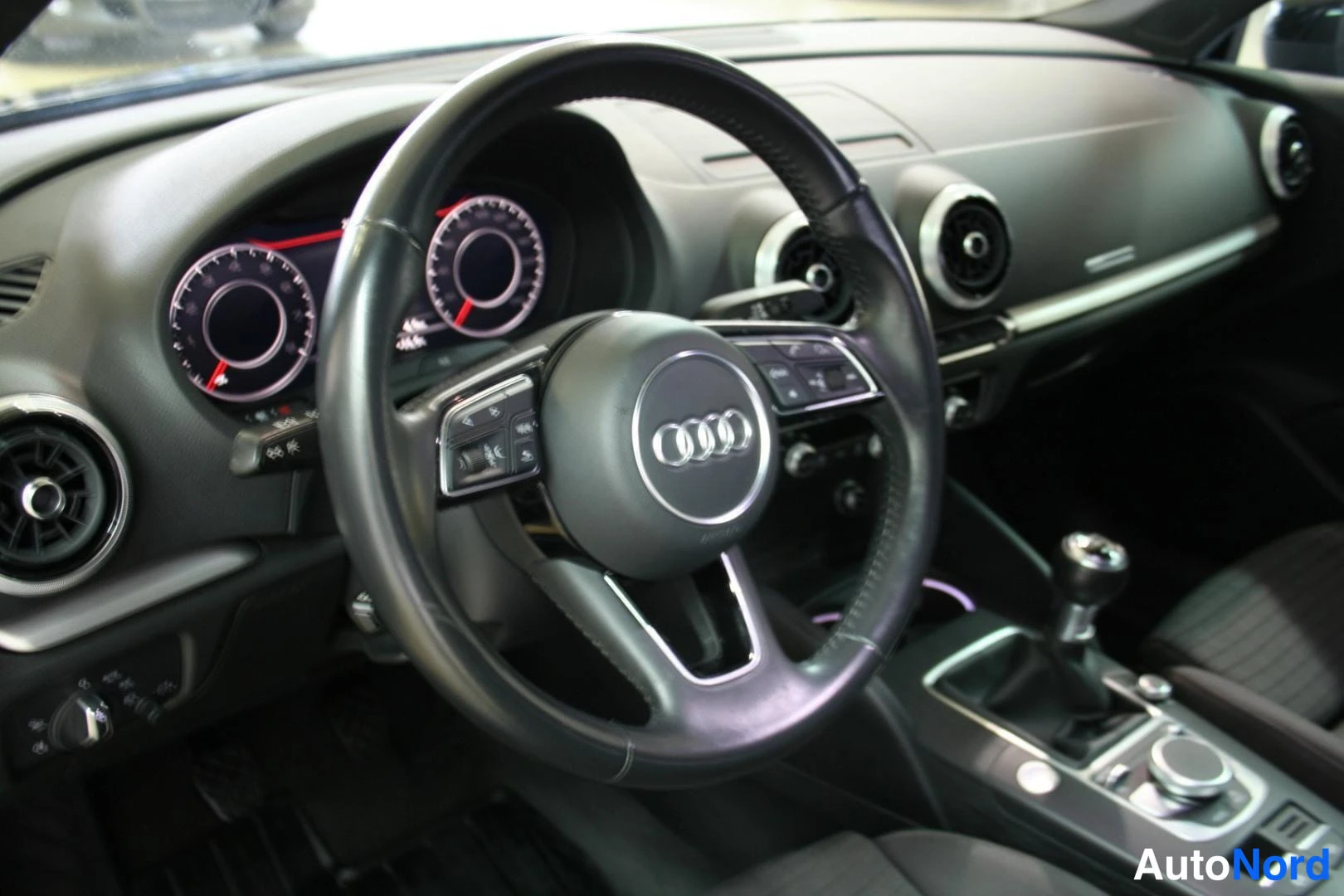 Musta Audi A3 2019, ohjaamo, kuva 6