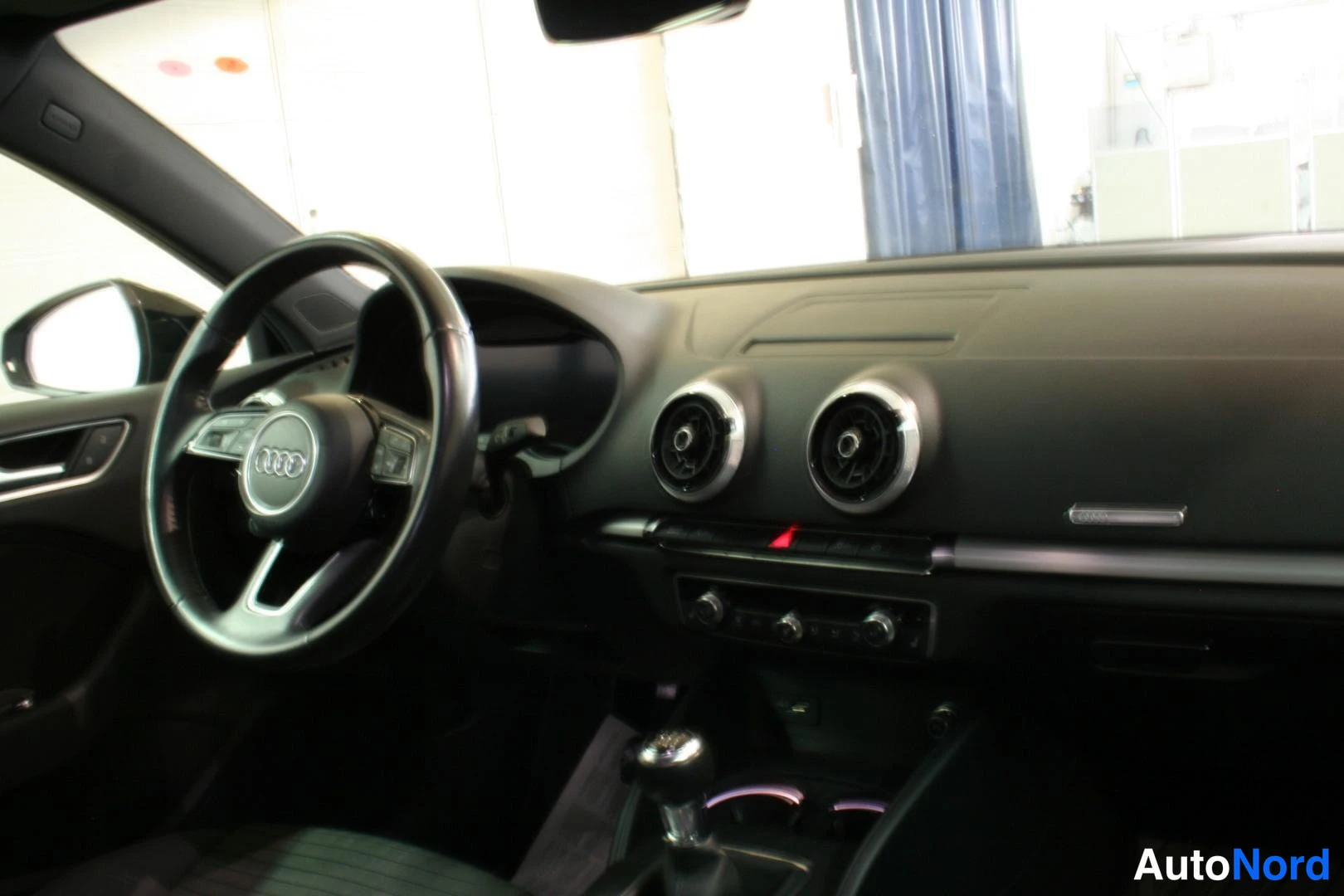 Musta Audi A3 2019, ohjaamo, kuva 7
