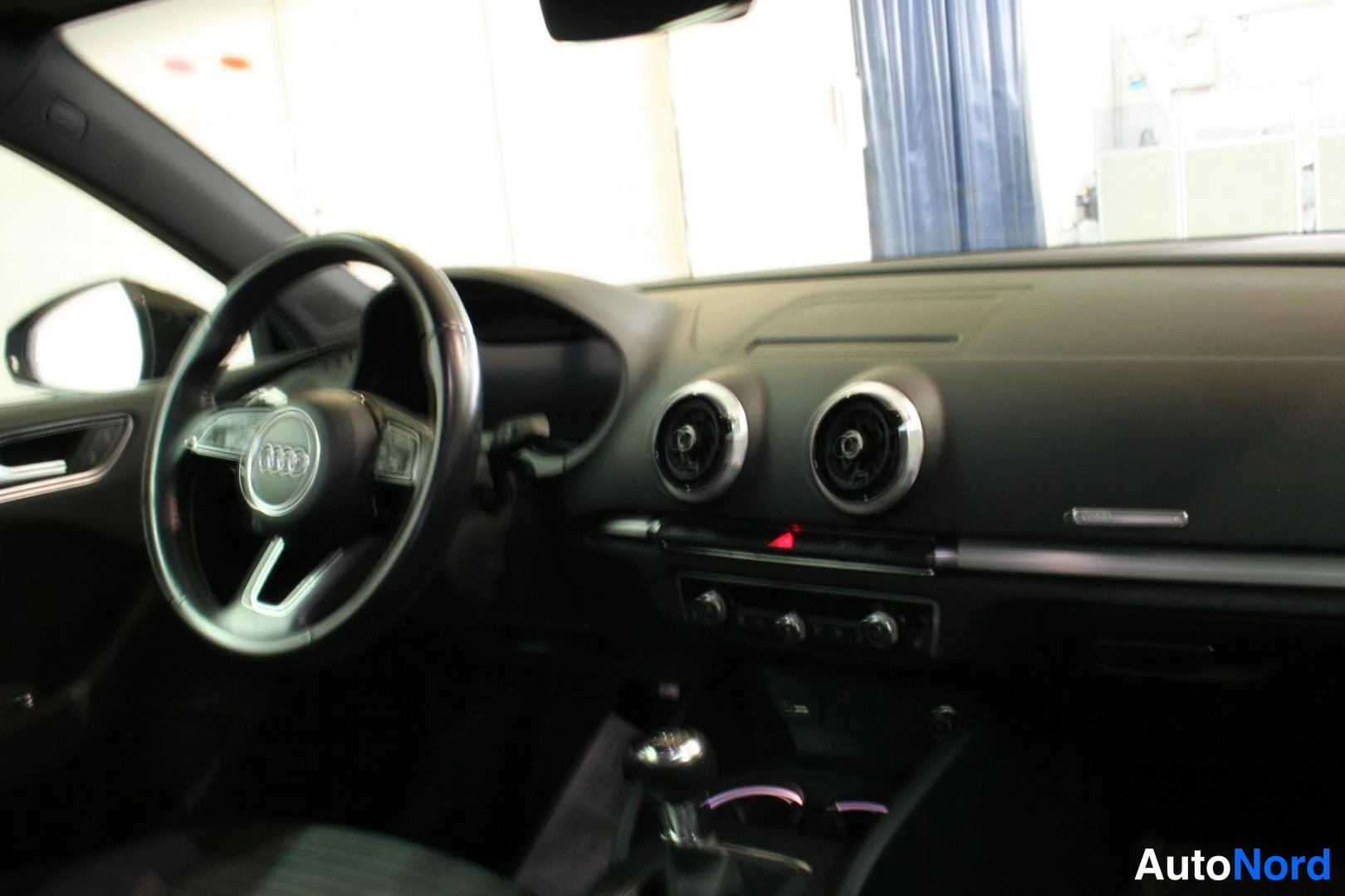 Musta Audi A3 2019, ohjaamo, kuva 10