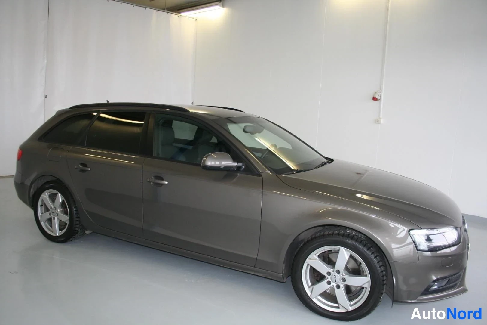 Brun Audi A4 2015, snett framifrån, fronten åt höger, bild 2