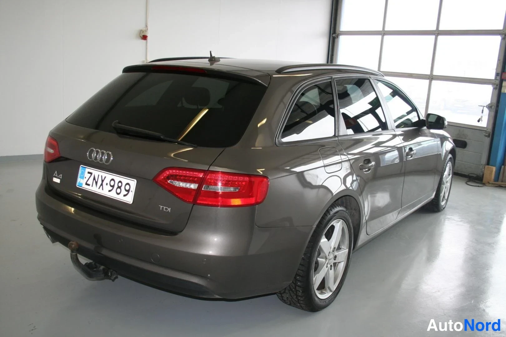 Brun Audi A4 2015, snett bakifrån, bild 9