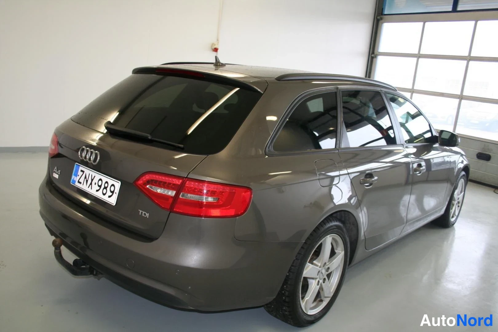 Brun Audi A4 2015, snett bakifrån, bild 10