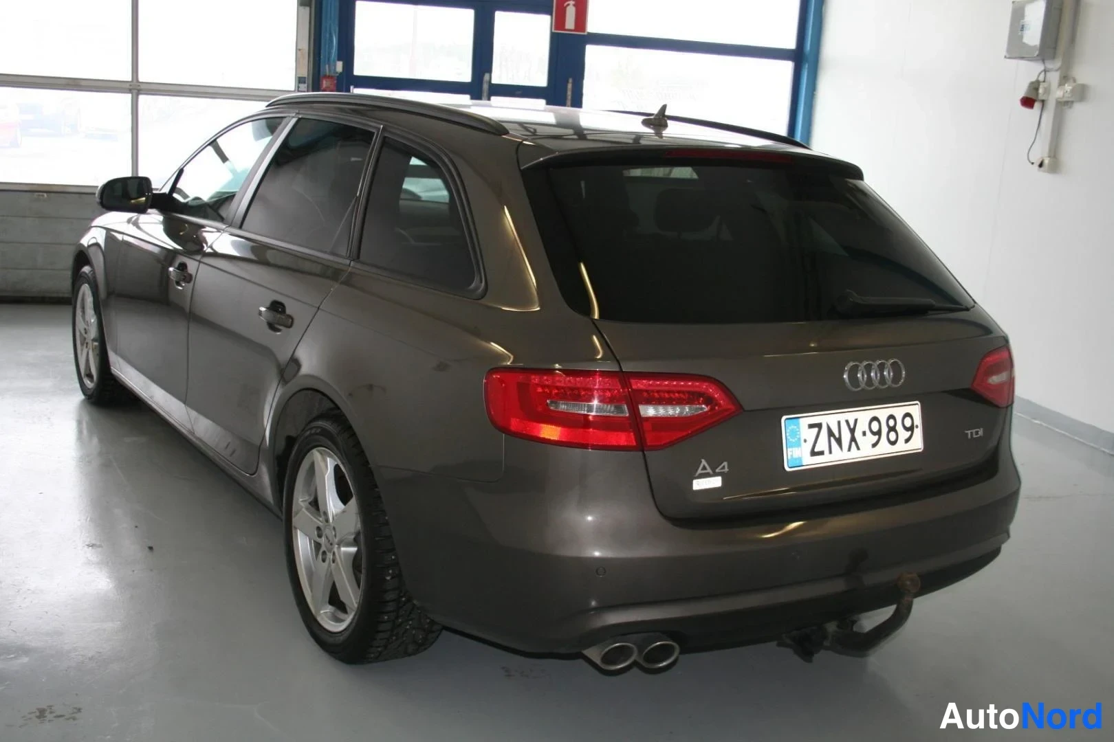 Brun Audi A4 2015, snett bakifrån, bild 3