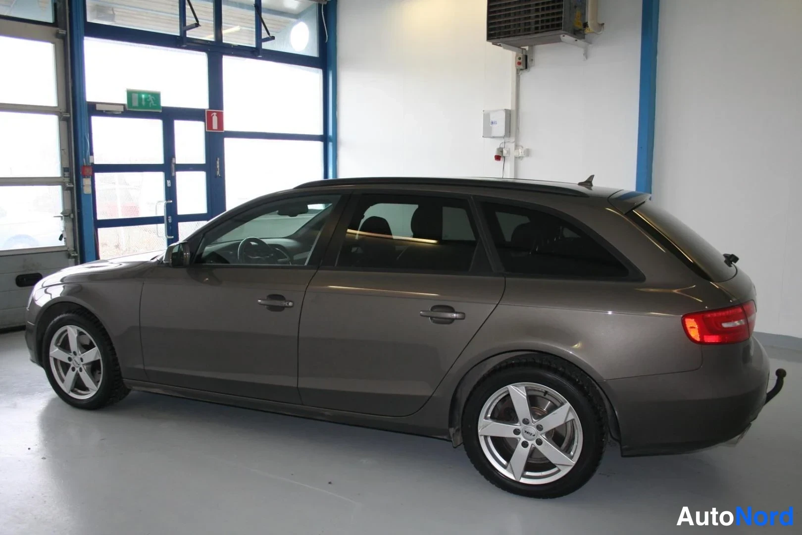 Brun Audi A4 2015, snett bakifrån, bild 5