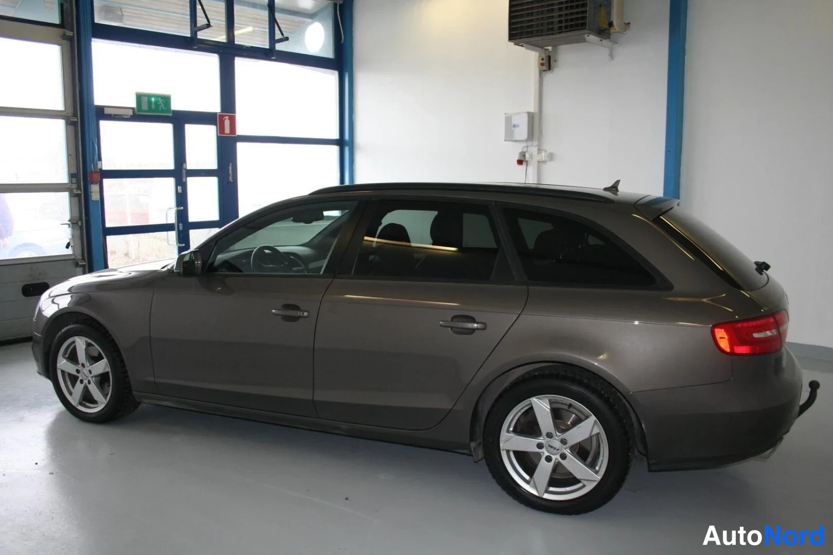 Brun Audi A4 2015, snett bakifrån, bild 8