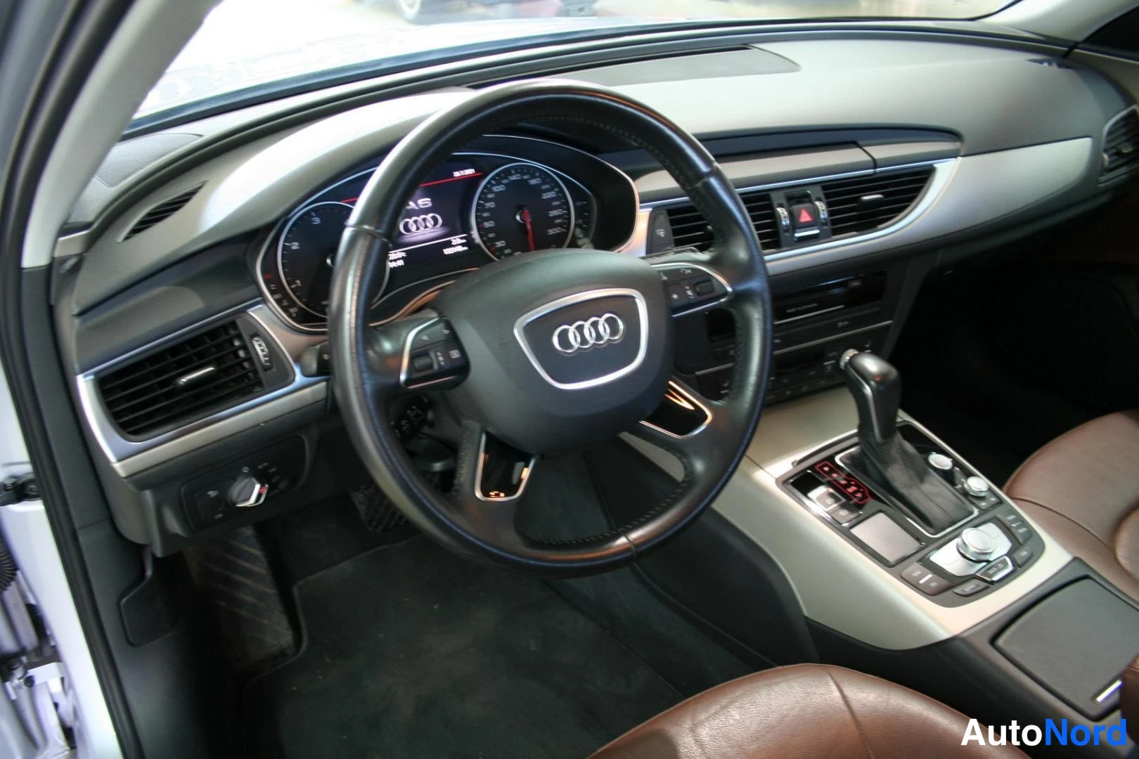 Hopea Audi A6 Avant 2016, ohjaamo, kuva 14